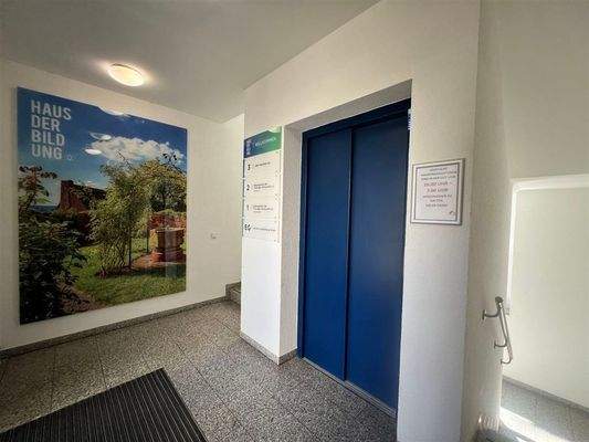 Treppenhaus mit Aufzug