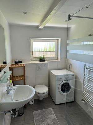 Frisch saniertes Badezimmer mit begehbarer Dusche,