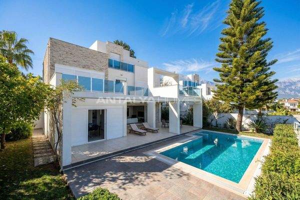4-Bedroom Triplex Villa with Pool in Antalya