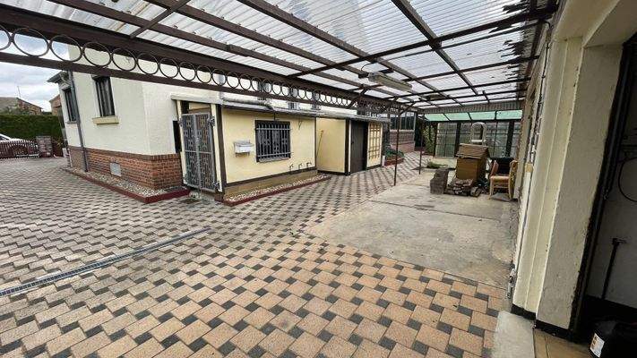 Abstellbereich vor Garagen