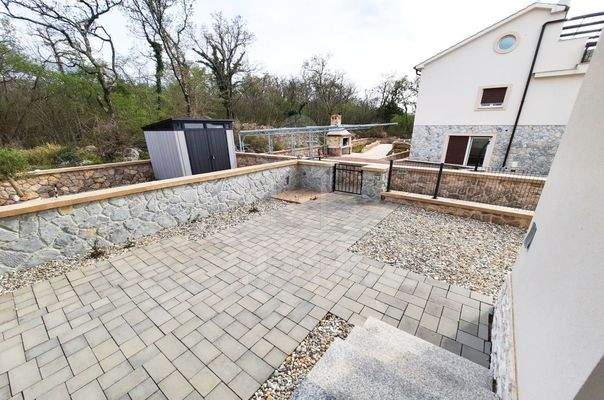 Entspannte Terrasse mit Steingrill