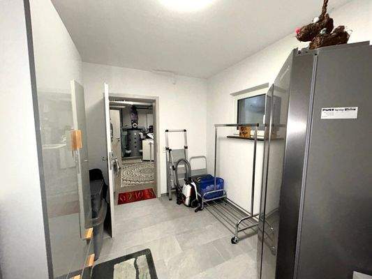 Separat im UG, ein Kellerraum und die Waschküche