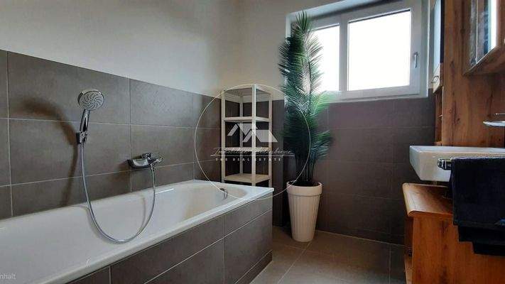 Tageslichtbad mit Wanne und bodentiefer Dusche