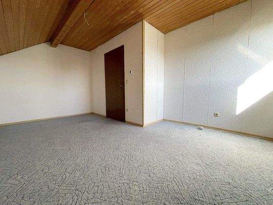 Schlafzimmer Dachgeschoss (2).jpg