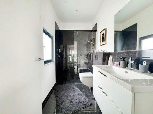 Gäste-WC mit Dusche 