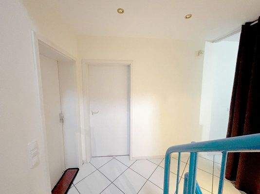 Treppenhaus - Wohnbereich links und rechts.JPG