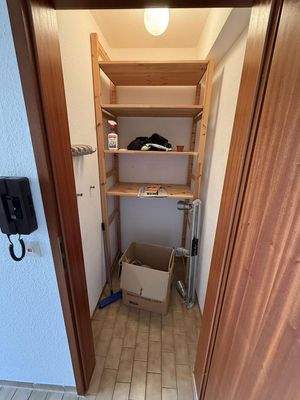 Abstellraum mit Regal