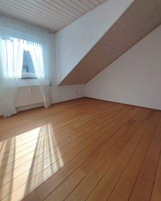 Schlafzimmer 1 DG Bild 2.jpg