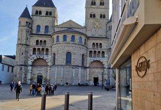 Ladenansicht mit Blick in Richtung Dom Perspektive