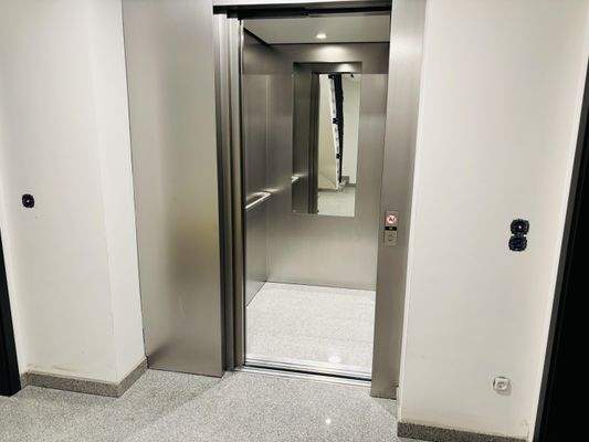 moderne Aufzugsanlage über alle Etagen