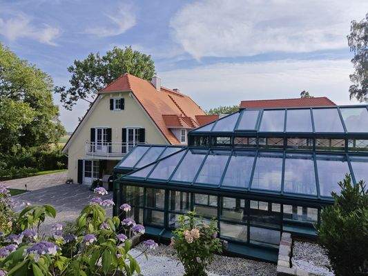 Gebäude und Orangerieansicht