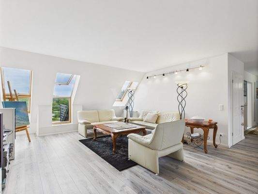 Wohnzimmer mit Zugang zum Balkon