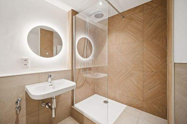 Dusche mit Glasabtrennung