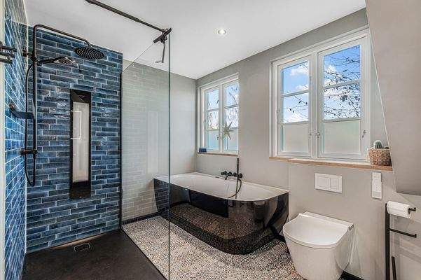 Hauptbadezimmer DG Ansicht I