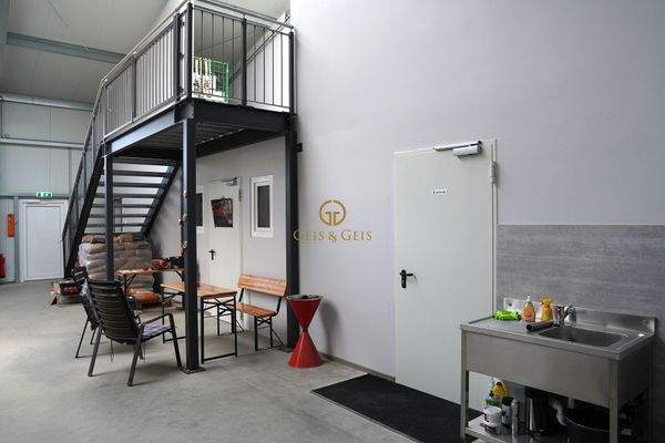 Aufgang zum Lager oberhalb des Büros