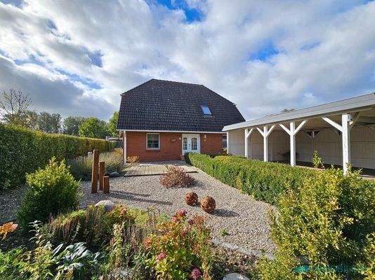 Straßenseite mit Vorgarten und Carport