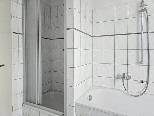Bad mit Dusche und Wanne.jpg