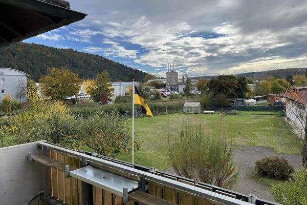 Aussicht vom Balkon übers Grundstück