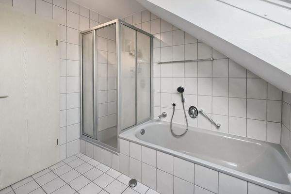 Bad mit Wanne und Dusche