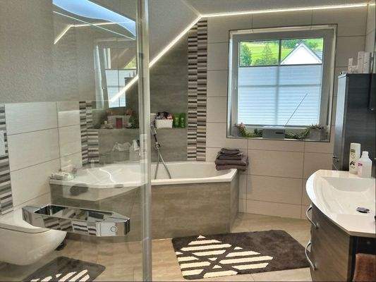 Bad mit Dusche und Wanne DG