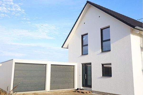 Südwestliche Perspektive auf das neu errichtete Wohnhaus mit Eingangsbereich