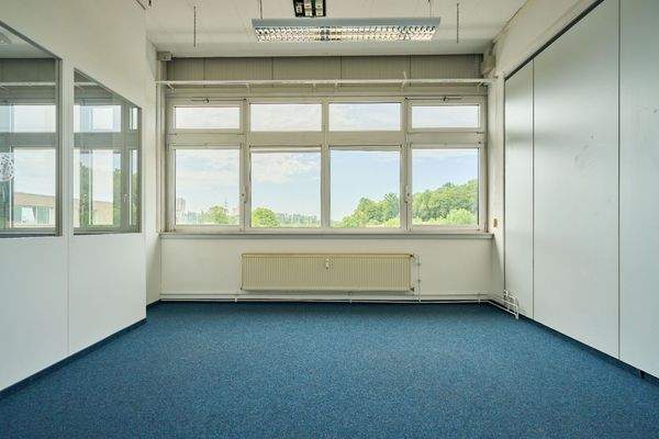 Vielfältige Produktionshalle mit Büros und großzügigen Mitarbeit