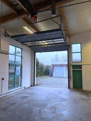 Halle Rolltor geöffnet