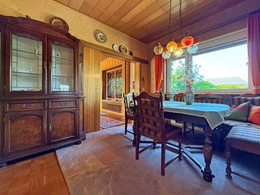 Esszimmer mit Blick ins Grüne