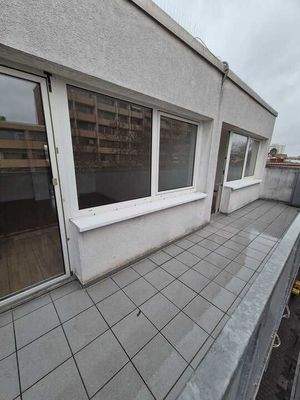 Balkon mit Glasfassade