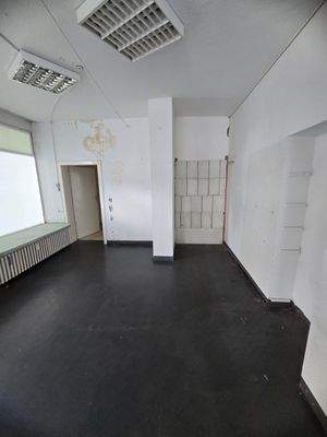 Leerer Raum mit Tür