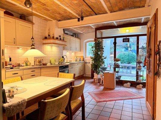 Blick von der Küche auf den Innenhof