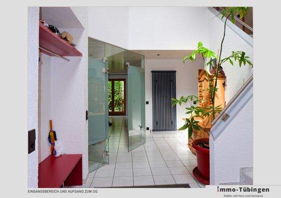 Eingang und Aufgang zum OG