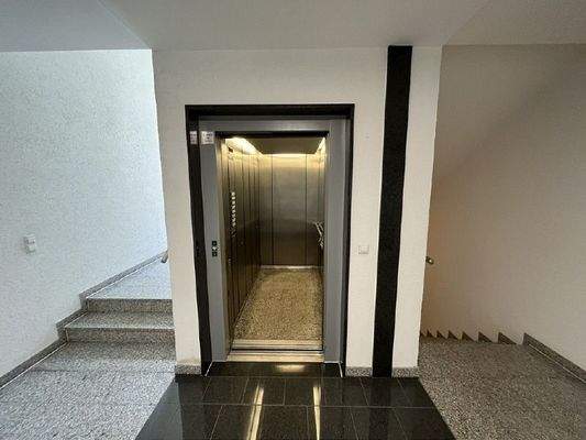 Aufzug Treppenhaus