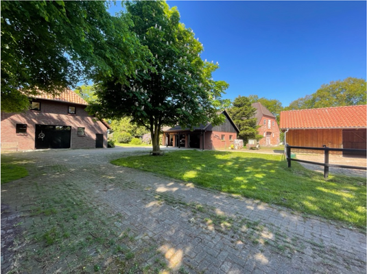 Blick auf das Wohnhaus, Garage und Offenstall