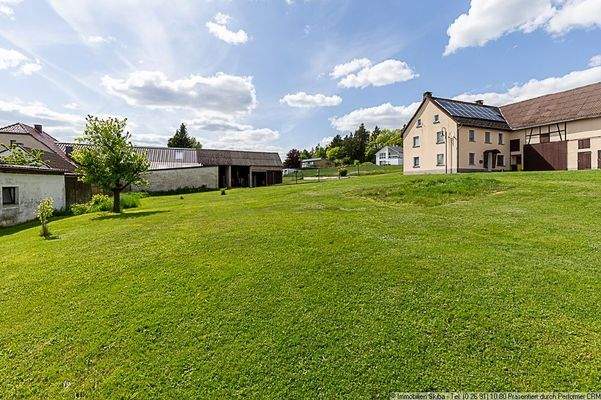 separates Baugrundstück neben dem Haus