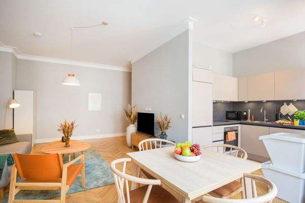 Wohn- und Essbereich mit Blick zur Küche