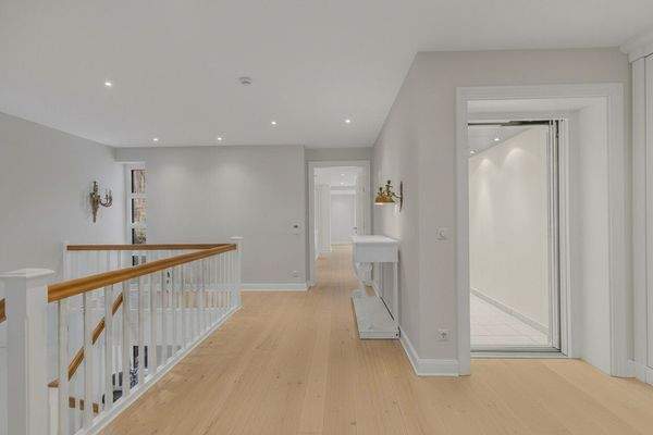 (KI) Diele und Lift 1. OG - virtuell möbliert