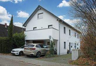 Außenansicht mit Stellplätzen