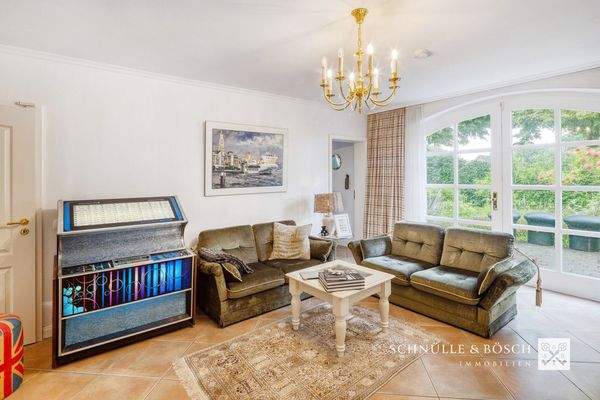 Große Fensterfront mit Terrassenzugang