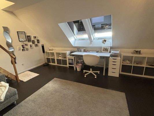 Kind 3 DG mit Treppe zum Dachboden