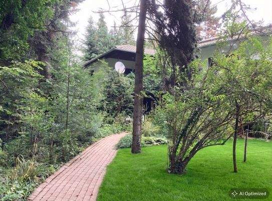 [KI-optimiertes Foto] befestigte Wege führen durch den Park