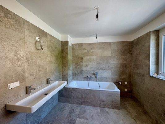 Bad mit Wanne und Dusche 1. OG