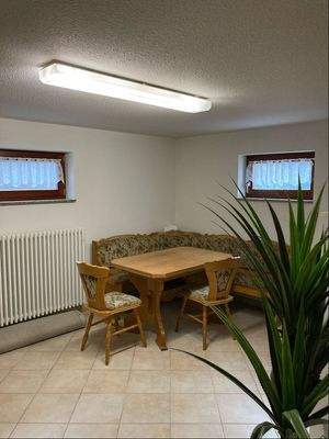 Sitzecke / Küche im Einliegerapartment - Souterrain