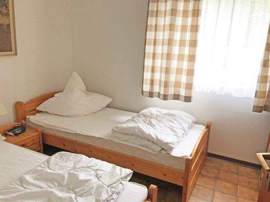 Schlafzimmer EG rechts u.links