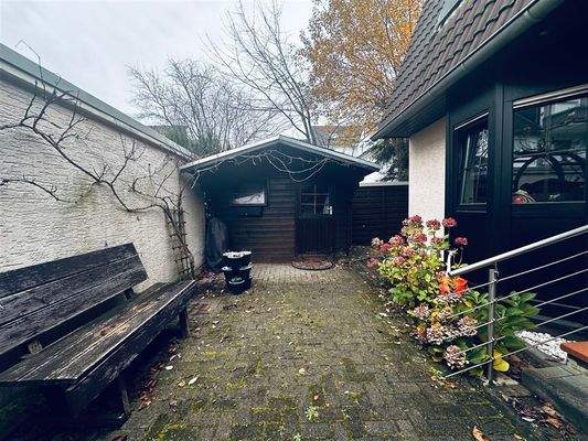 Eingangsbereich mit separater Abstellhütte