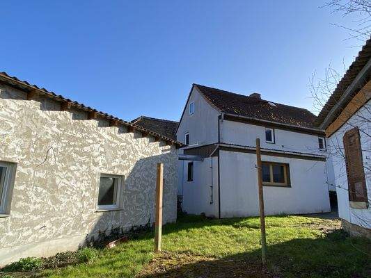 Blick auf Haus und Nebengebäude