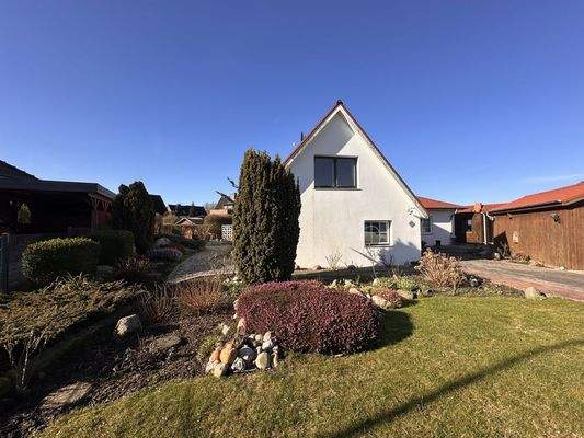 Haus mit großem Vorgarten