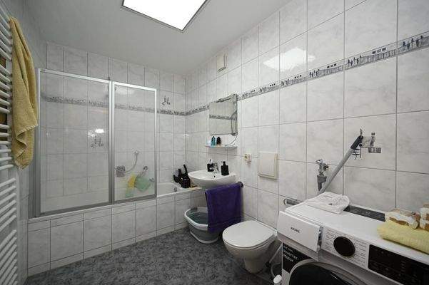 Geräumiges Badezimmer