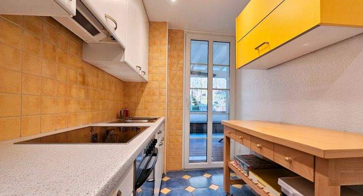 Küche mit Zugang zur Terrasse