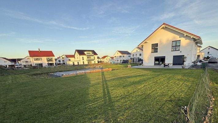 Garten und Gebäuderückseite